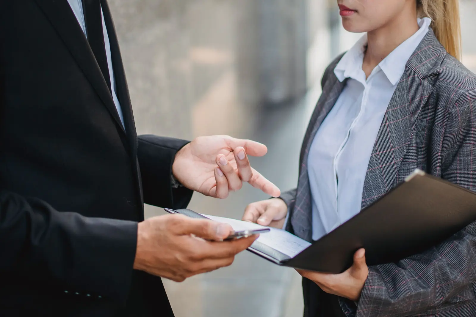Courtier Hannexa accompagnant un client pour préparer son dossier d’assurance Cyber et RC Pro